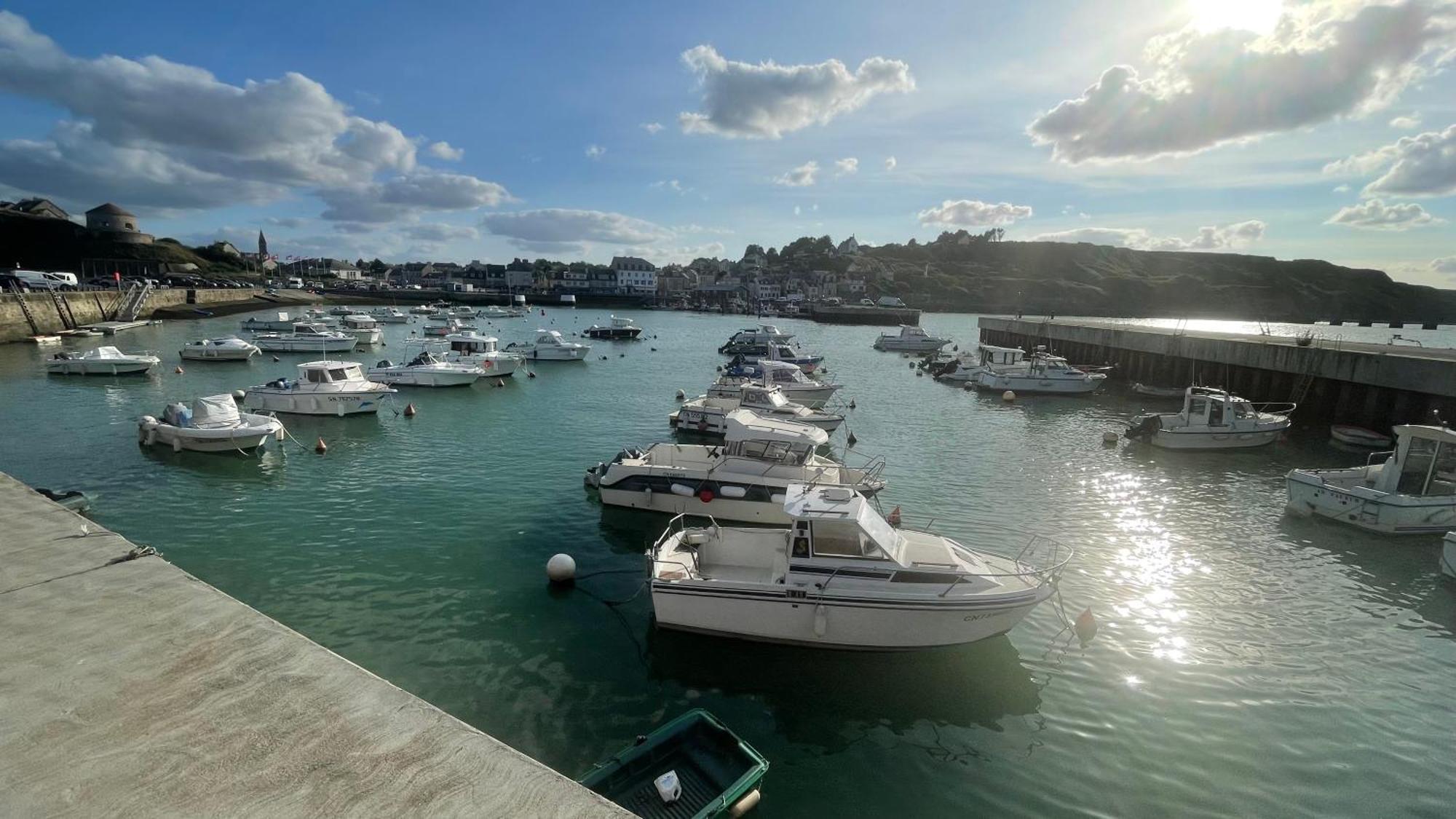 Maison Calme Et Cosy A Port-En-Bessin Pres Du Golf Et De La Mer Exteriör bild